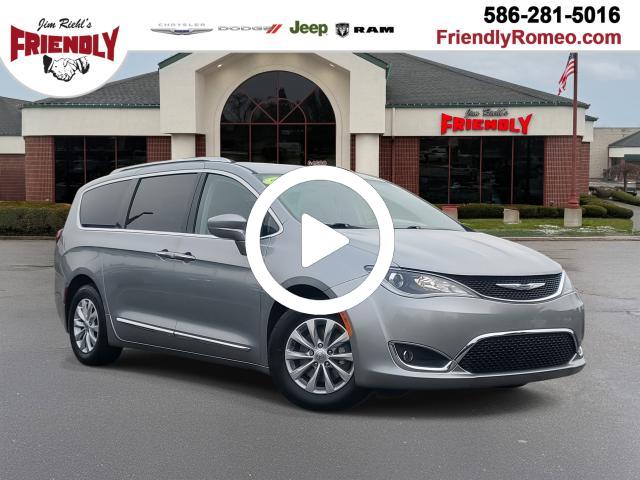 2019 Chrysler Pacifica Touring L photo 2
